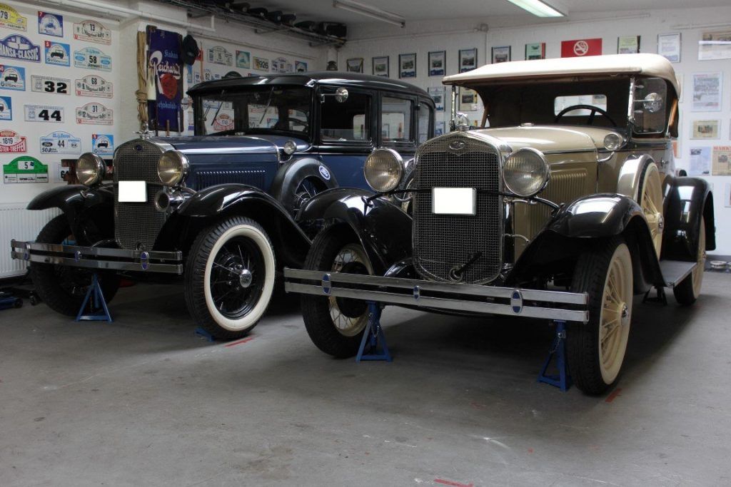 restaurationsarbeiten ford a 1931 type 40b deluxe roadster ford a 1930 type155 d deluxe town sedan